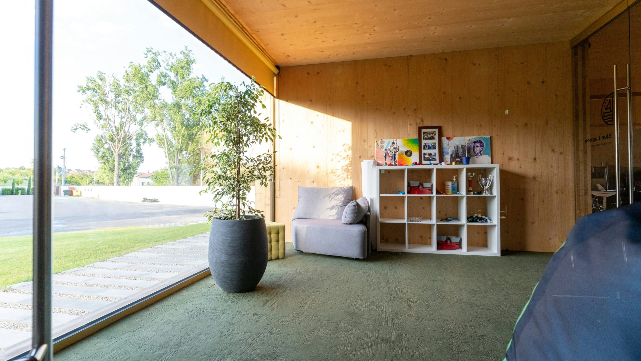 How Adding Greenery Can Instantly Warm Up a Space