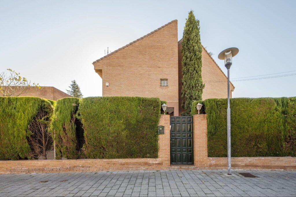 Why Your Curb Appeal Might Be Scaring Buyers (And How to Fix It!)